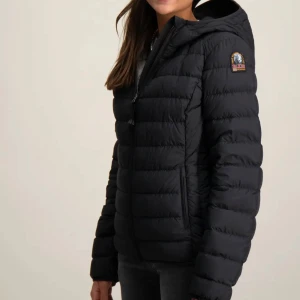 Svart dunjacka från Parajumpers - Denna jacka har jag endast använt ett fåtal gånger och är i princip helt ny. Den är i barnstorlek 176 cm, men sitter som en Xs 