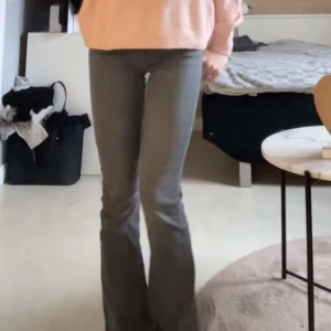 Grå bootcut jeans - Säljer mina jättefina jeans ifrån ONLY som jag tyvärr aldrig fått till riktig användning, så de är i väldigt bra skick💞 kom privat vid behov av bilder eller funderingar! Ordnarie pris: 549kr💞