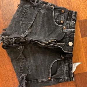 Svarta jeans shorts  - Jättesnygga svarta shorts som är perfekta till sommaren som ej har använts💕