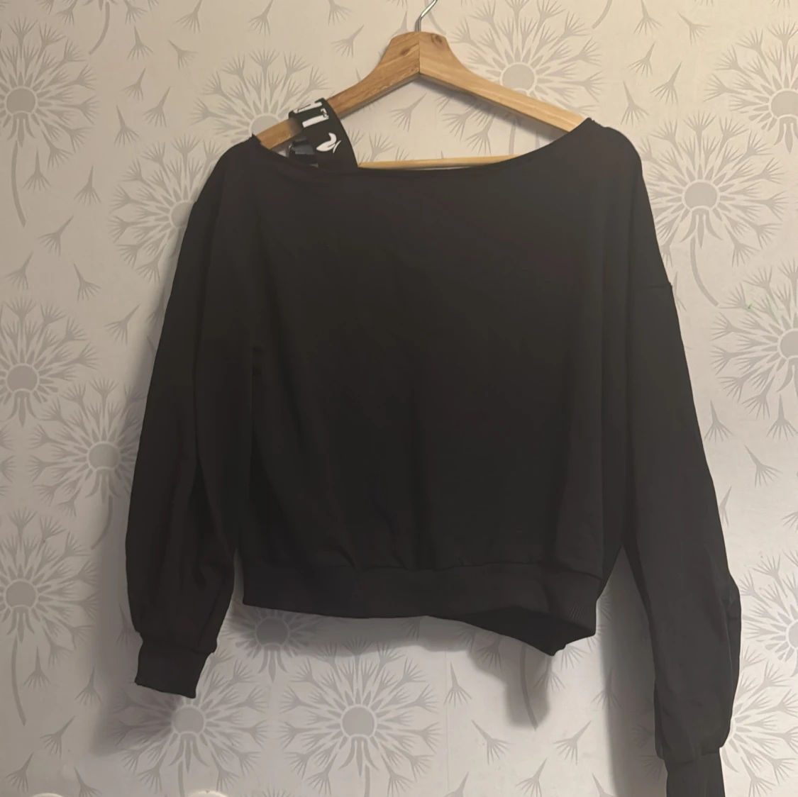 Svart offshoulder tröja med banddetalj - 1
