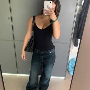 Mörkblå baggy jeans från Bershka - Snygga mörkblå jeans med en klassisk femficksdesign och vida ben från Bershka. De har en knapp och dragkedja framtill och är perfekta för en avslappnad stil. 😊💕