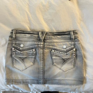 Jeans kjol - Säljer denna kjol som jag köpt utomlands, den passar mig tyvärr inte så kan inte skicka bilder på.. skriv gärna om du funderar något💓