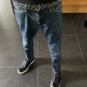 Dsquard2 jeans - Säljer ett par rkt feta Dsquard2 jeans i storlek 44. Dem är i ny skick och knappt använda! Äkta såklart har kvitto!