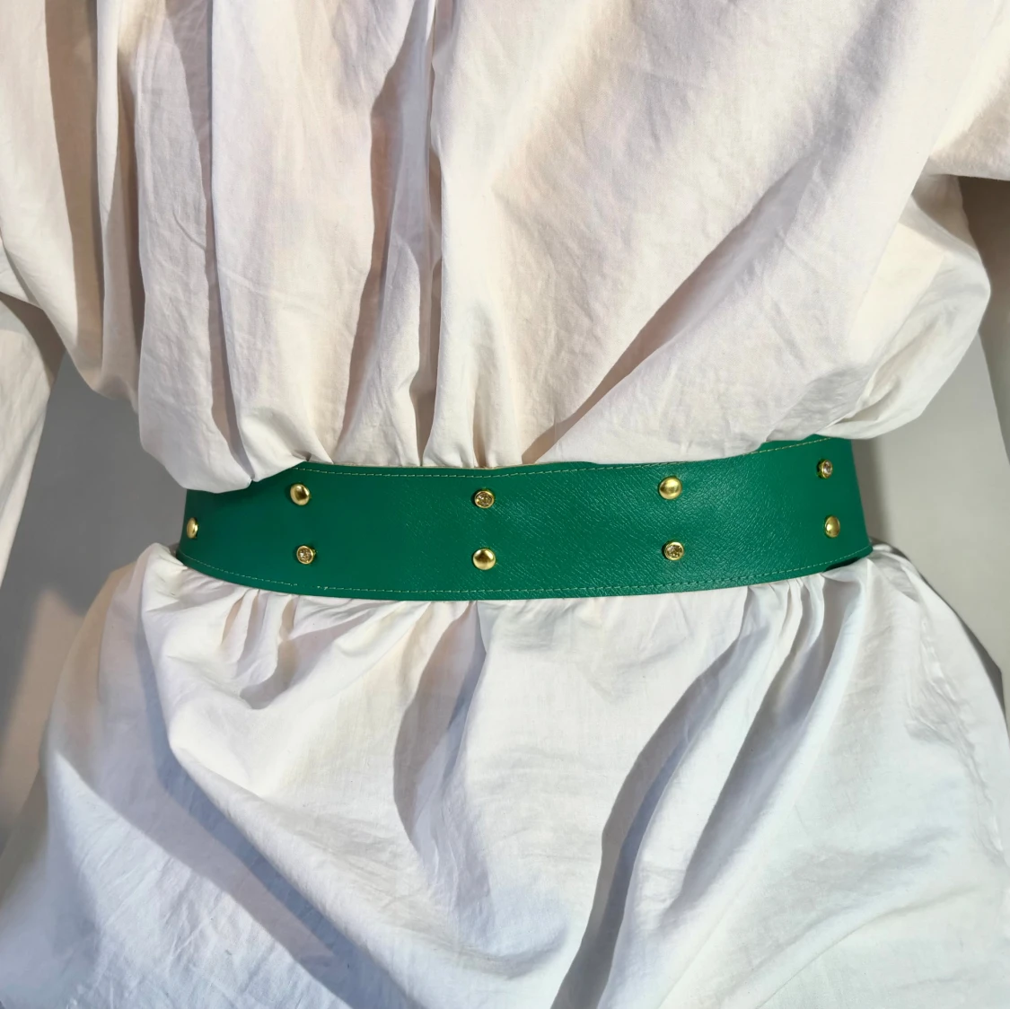 Grönt bälte med gulddetaljer - 2