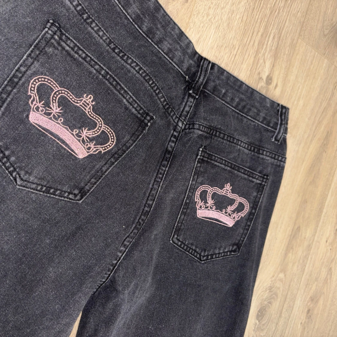 Svarta jeans med rosa broderade kronor - 2