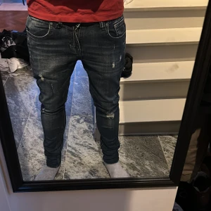 Nudie jeans - Säljer dessa tvär feta jeansen från Nudie med slitning. Jag skulle säga att jeansen passar längden 170-178.  Tveka inte på att kontakta mig vid minsta fundering eller eventuella frågor!🙌
