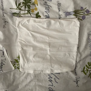 Vit tubtopp - Basic vit tubbtopp, tunnt material så den är see-through 🩷