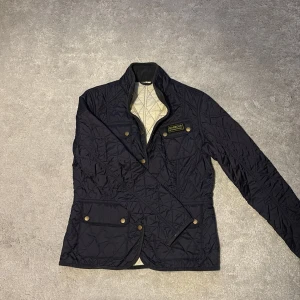 Barbour jacka - Säljer nu denna fina Barbour jacka i väldigt fint skick|Storlek M|Pris kan diskuteras|Skriv vid minsta fråga/fundering!