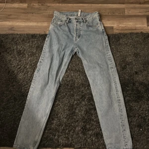 Blå jeans från Weekday - Snygga blå jeans från Weekday i en klassisk straight fit. De har en hög midja och är tillverkade i denim. Perfekta för en avslappnad stil.
