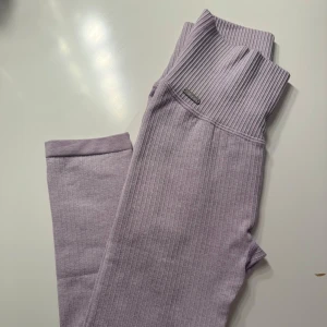 Ljuslila ribbade leggings - Snygga träningsbyxor med ribbad textur och hög midja. 