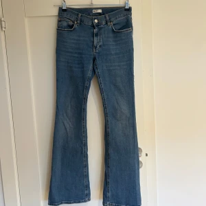 Blå bootcut jeans  - Snygga blå bootcut jeans från Gina tricot! 💗skulle säga att de är midwaist/ low waist. Jeansen är använda, men fortfarande i toppen bra skick🤗storlek 40 men passar mig som egentligen har 38. Skriv för frågor!