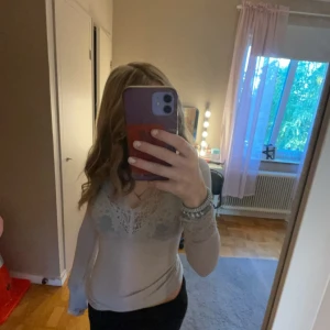 Intimissimi långärmad topp med spetsdetaljer - Jätte fin grå intimissimi topp! Använd fåtal gånger och i super skick. Skriv för fråger eller fler bilder🩷