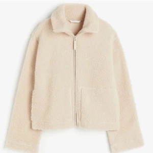 Beige teddyjacka hm - Beige/vit teddy jacka från hm, storlek M köpt i höstas men inte använd för ej min stil. fler bilder finns vid intresse