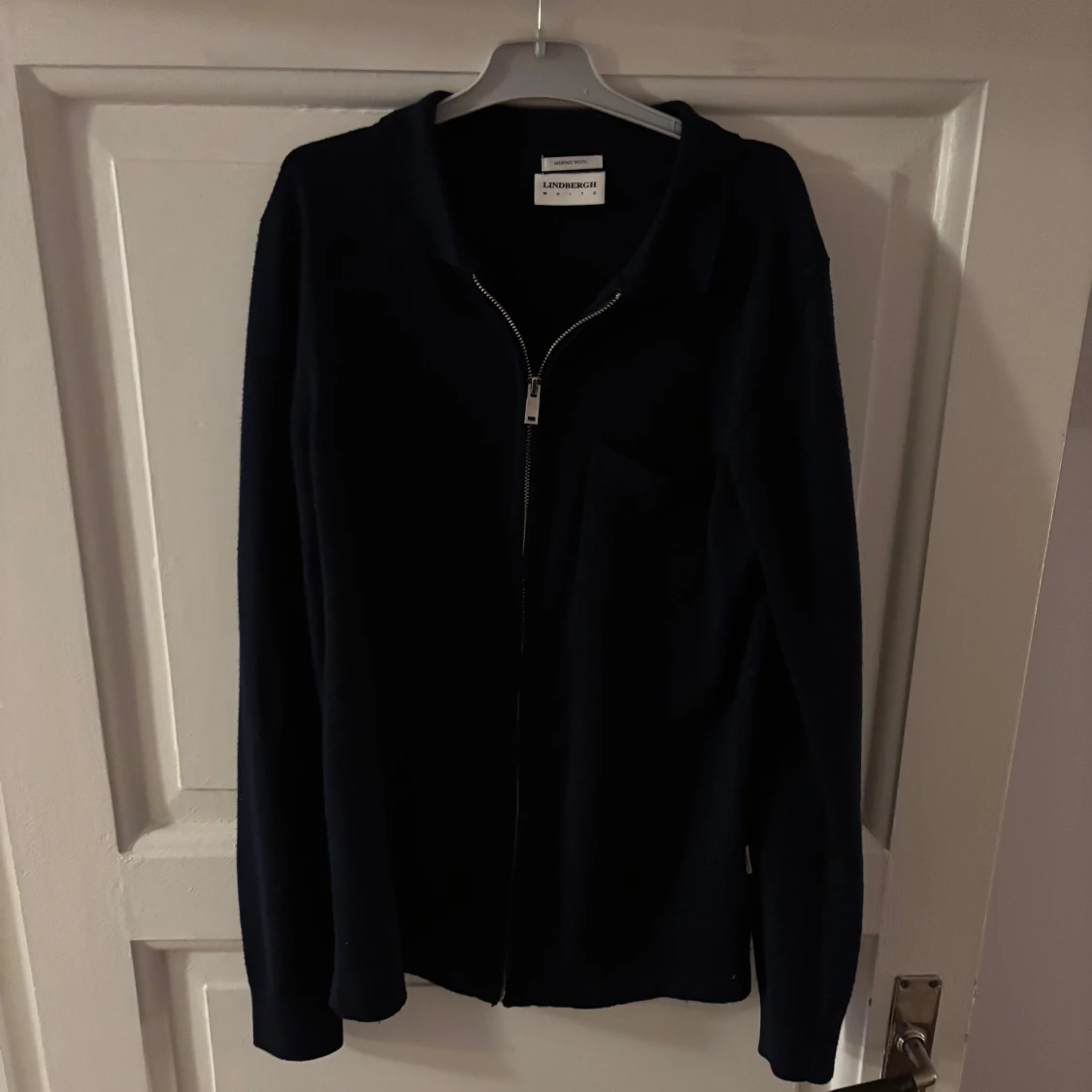 Svart kofta i merinoull från Lindbergh