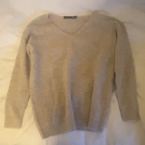 Fin beige tröja från lager157 - Tröjan är i väldigt fint skick då den endast är använd 2-3 gånger, köpte förra året och säljer få den inte kommer till användning💕materialet är stretchigt och den är rätt så slapp,  själv har jag S och den sitter perfekt, därmed skulle jag nog säga att den passar någon som har upp till M 