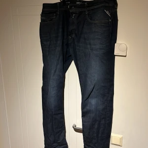Mörkblå jeans från Replay 36-34 - Snygga mörkblå jeans från Replay med dragkedja. Perfekta för en stilren look. Midjemått 36 och längd 34. Passar för w34 också. Säljer billigare vid snabb affär