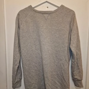 Grå tröja från Vila - Säljer en enkel och stilren grå tröja från Vila. Garderobsrensning så kika gärna på övriga auktioner.