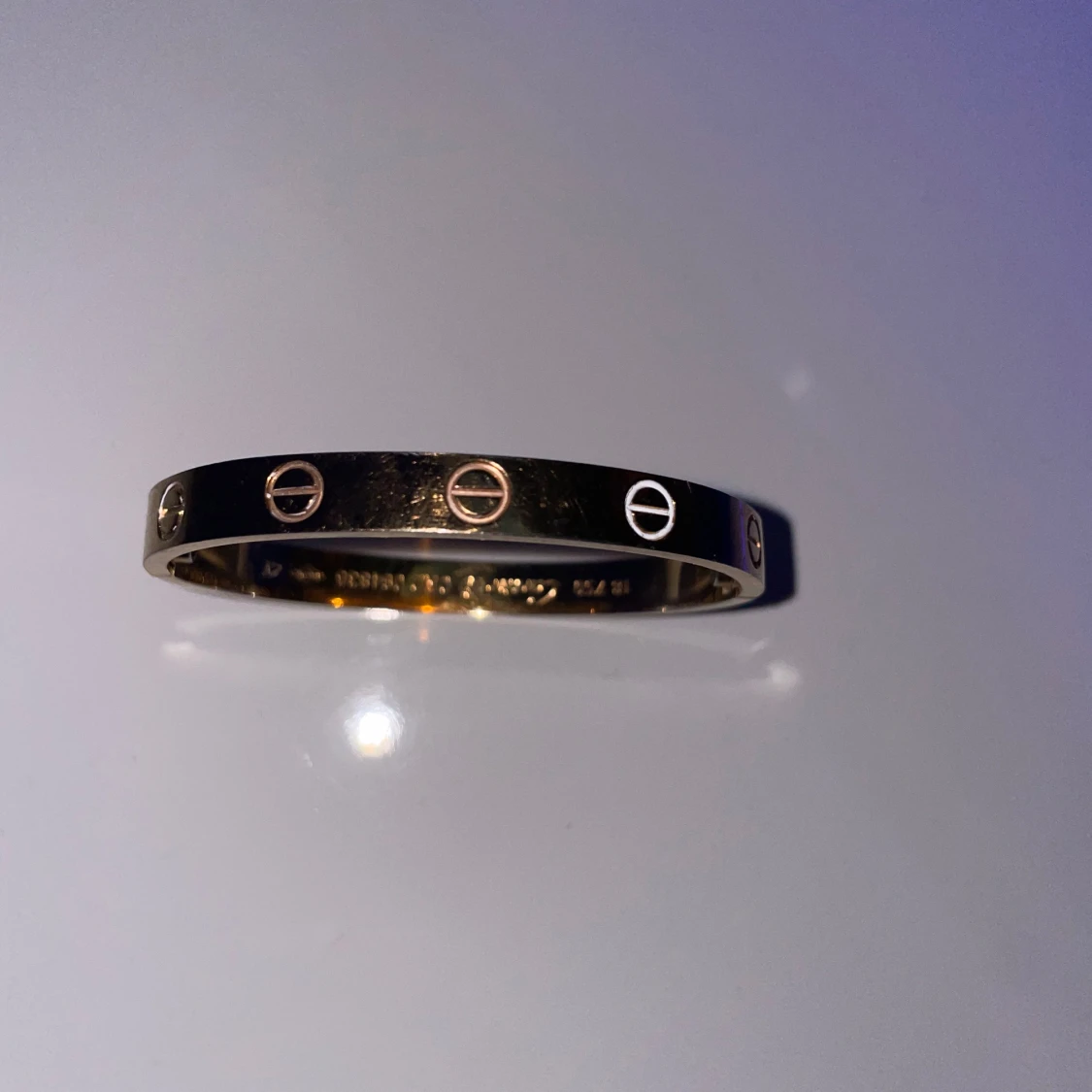 Guldarmband med skruvmönster