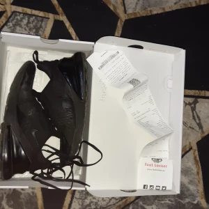 Svarta Nike Air 270 sneakers - Säljer ett par svarta Nike Air 270 sneakers Skor. Har paketet och kvitto 