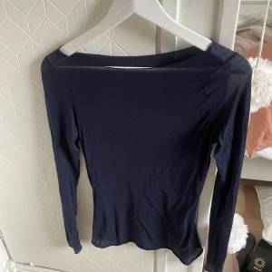 Mörkblå intimissimi tröja - Inte använd så ofta men har två små hål, de syns dock knappt💞