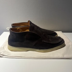 Loro Piana Open Walk - Loro Piana open walk . Har en fläck på högra skon samt att en söm gått upp annars bra skick. Dustbag tillkommer. Hör av er vid frågor inga byten