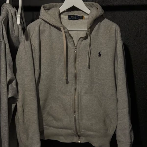 Grå hoodie från Polo Ralph Lauren - Säljer en grå hoodie från Polo Ralph Lauren, Den har en broderad logotyp på bröstet och är tillverkad i mjukt material, väldigt skön samt snygg, denna modell tillverkas inte längre och är väldigt stilren storlek M men passar s skriv om du har några funderingar🤝🏽