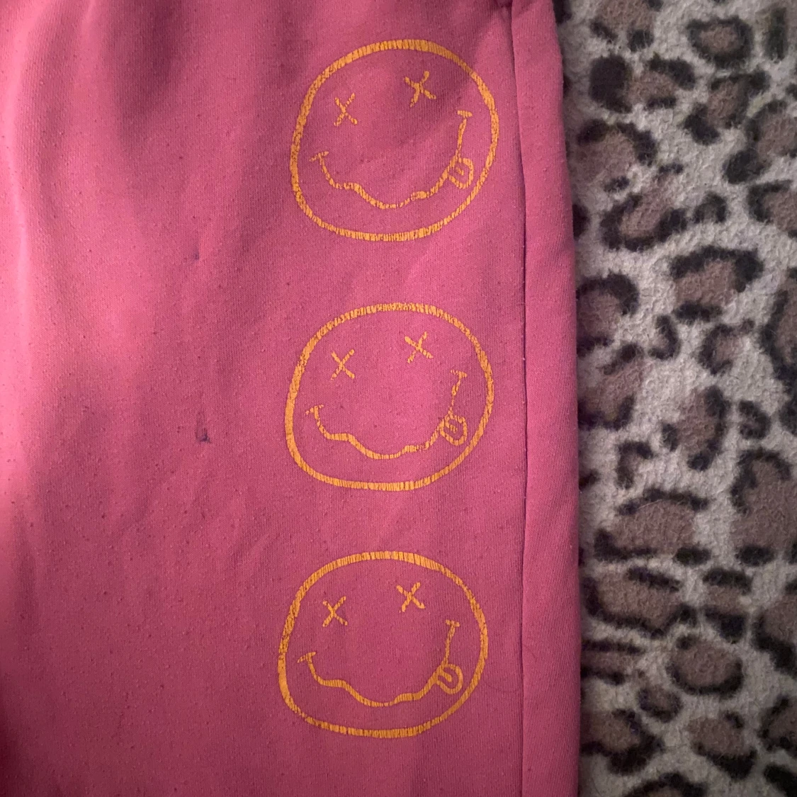 Rosa mjukisbyxor med Nirvana-tryck - 2