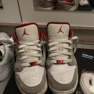 Jordan 1 Low - säljer nu Jordan 1 Low. Priset kan sänkas om du köper två varor från mig. Dm för mer info. Legit 👍😁