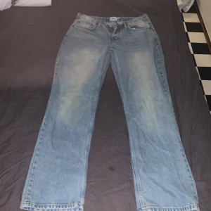 Blå jeans från lager 157 - Säljer ett par klassiska blå jeans från lager 157. De har en straight passform och knappar i gylfen. Perfekta för en avslappnad stil. Använda 1 gång 