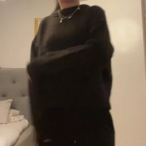 Svart stickad tröja - Säljer en svart stickad tröja med långa ärmar. Perfekt för kyligare dagar och enkel att matcha med olika outfits. Tröjan har en klassisk design och är både bekväm och stilren.