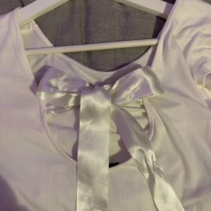 Öppen rygg tröja  - Söt tröja från lager i storlek S. Jätte skön och söt till sommaren. Behövs strykas lite annars i fint skick! 