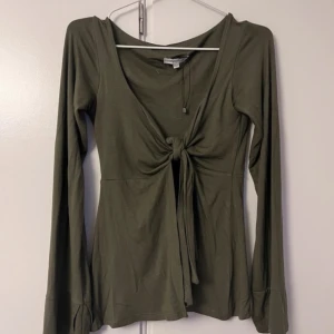 Design by si topp - Snygg olivgrön topp med långa ärmar och knyt framtill från design by si
