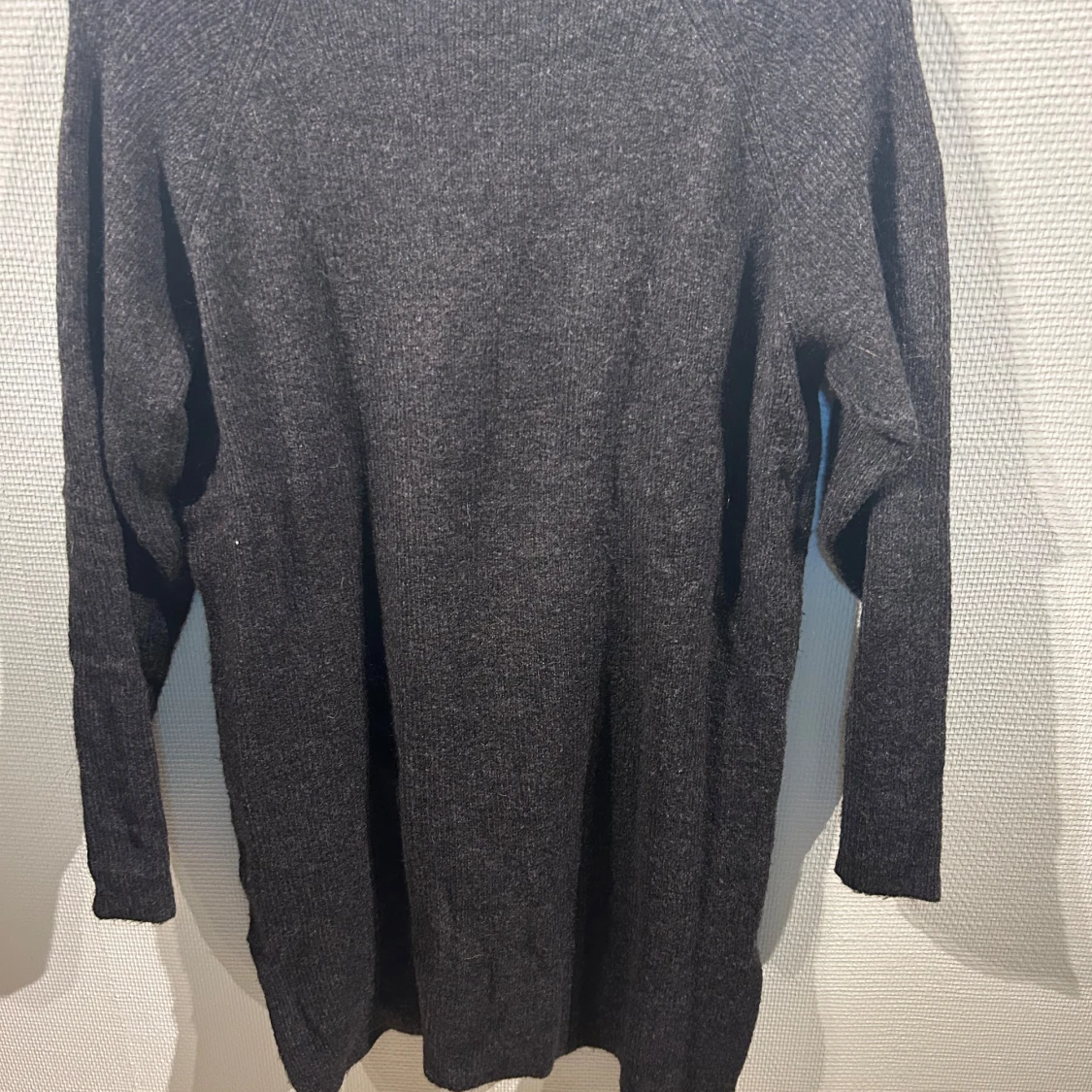 Mörkgrå stickad klänning - 1