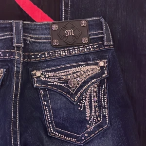 Miss me jeans - Skitsnygga miss me jeans med nitar och diamanter i jättebra skick. De är lågmidjade och bootcut❤️storlek 26 står det på lappen