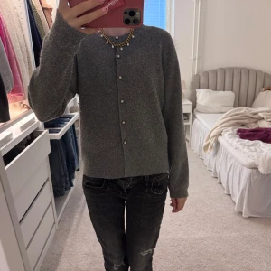 Grå kofta med pärlknappar🎀🎀🎀🎀 - Säljer en stilren grå kofta med pärlknappar. Perfekt för kyligare dagar och lätt att matcha med olika outfits. Koftan har långa ärmar och en klassisk design. Rensar garderoben med liknade kläder i min profil 🥰🥰🥰Storlek L men den är mindre i storleken, jag har Xs och den passar super 💘💕