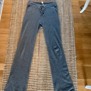 Kashmir byxor från soft goat  - Superfina 100% Kashmir byxor från soft goat. Byxorna är i bra skick förutom att lappen med tvättråd hänger lite löst men är enkelt att åtgärda. 