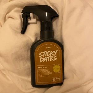 Sticky Dates Body Spray från Lush - Säljer en Sticky Dates Body Spray från Lush. Flaskan är svart med en brun etikett och rymmer 200 ml. Perfekt för dig som älskar söta och varma dofter. Spraya och njut av en långvarig doftupplevelse.