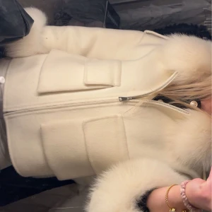 Vit pälsjacka med dragkedja - Säljer den här jätte fina och trendiga jackan från ssshop. Den är jätte fin och skön, pälsen går att ta av och på både i nacken och armarna. Nypris 3899 men säljer för 3000 (pris kan diskuteras) jackan är i bra skick. Skriv för fler bilder🤍