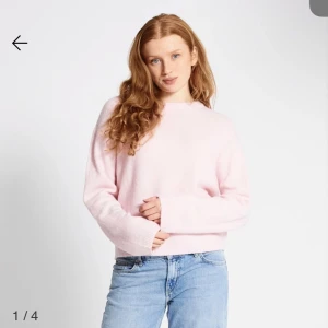 Ljusrosa stickad tröja - Mysig ljusrosa stickad tröja med rund hals och långa ärmar från lager 157. Använd 1 gång för jag insåg att rosa inte passar mig. Kan mötas upp också🩷