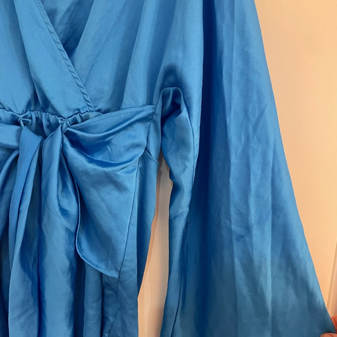 Blå omlottklänning med knytband - 1