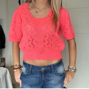 Rosa stickad topp - Jätte söt rosa topp, den är hemstickad så inte något märke💕