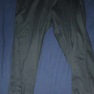 Svarta korta gympabyxor - Snygga svarta byxor med en stilren design. Perfekta för en elegant look. De har en rak passform och är tillverkade i ett bekvämt material.