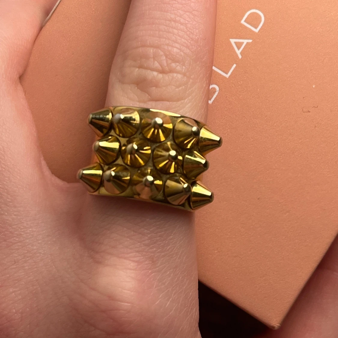 Guldfärgad ring med nitar - 1