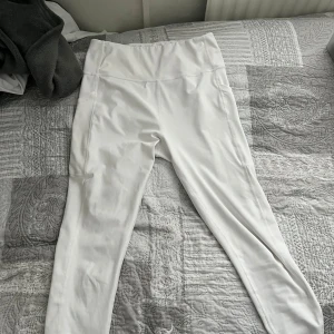 Vita tights  - Snygga vita tights.  Har två fickor vid sidan där man kan lägga sin mobil. Som ny!! 