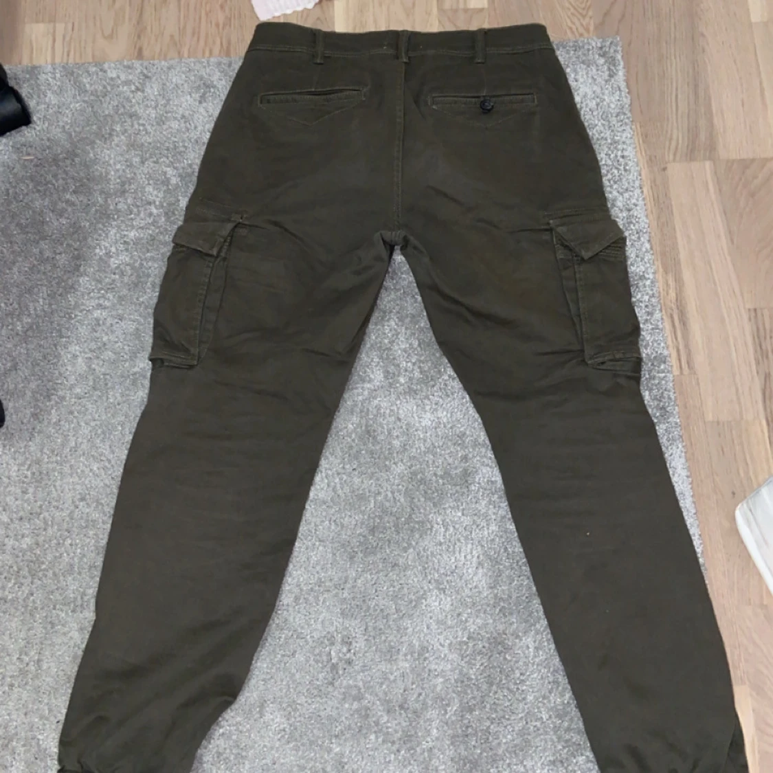 Olivgröna cargobyxor från Denim Day