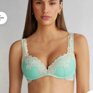 Mintgrön spets-bh - Snygg mintgrön bh med vacker spetsdetalj i vitt. Den har justerbara axelband och en bekväm passform. 