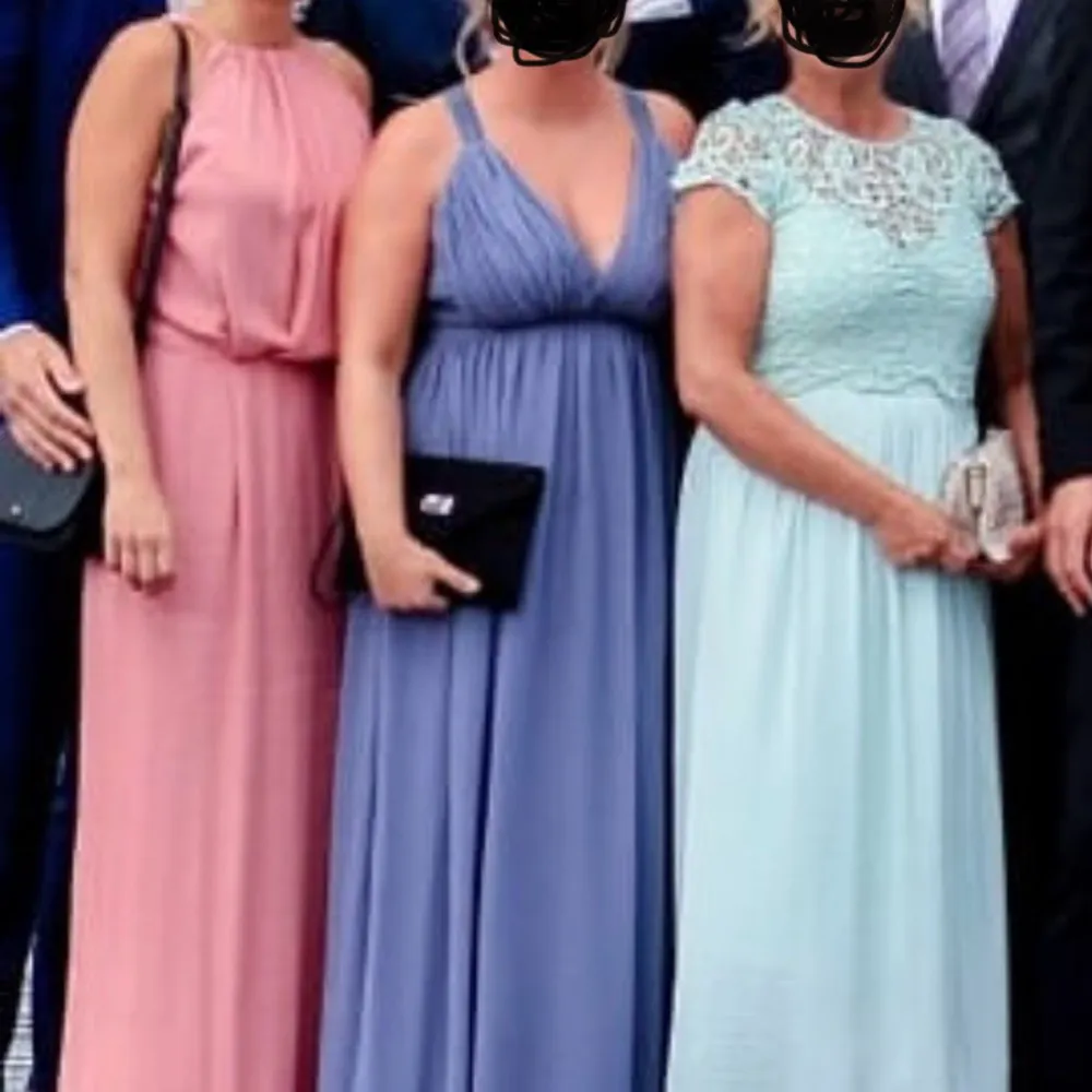 Säljer klänningen i mitten💗Elegant mörkblå långklänning från bubbleroom med v-ringad design. Perfekt till studentbal eller bröllop. Klänningen har en vacker drapering som ger en sofistikerad look. Använt en gång🥰🥰. Mekot.