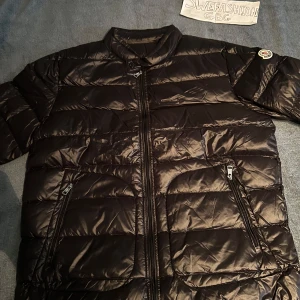 Moncler acorus jacka - Helt ny moncler acorus jacka i extremt fin kvalitet! (Marknadens bästa) finns att hämtas i Göteborg alternativt frakt 🙌🏻