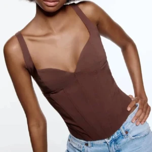Brun korsett från Zara - Snygg brun korsett från Zara med en figurnära passform. Passar bra till både jeans och kjol. Enbart testad och säljs inte längre🤎🤎