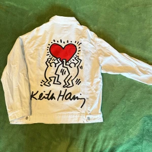 Keith Haring Overshirt  - Overshirt med Keith Haring tryck på ryggen, collab med H&M, unik och bra skick. Storlek L, vit.